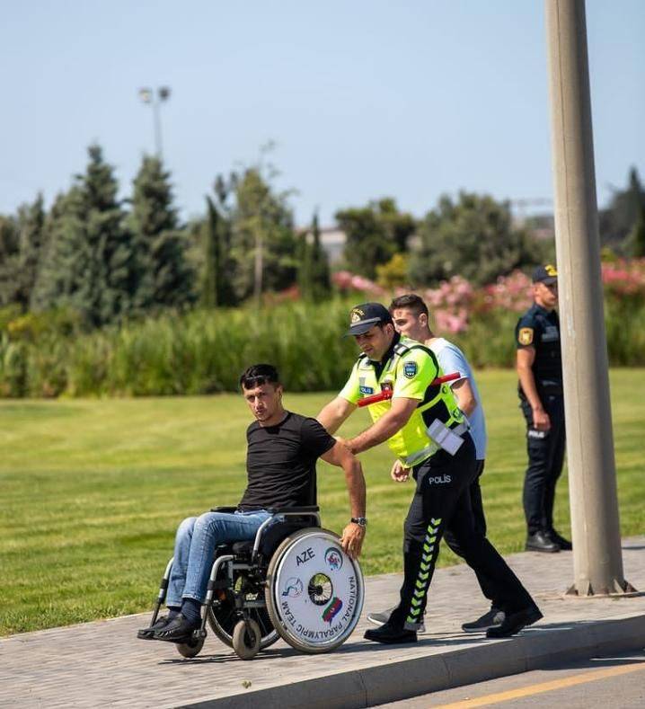  Vilayət Eyvazov insanlara yardım edən polisi mükafatlandırdı - FOTO 