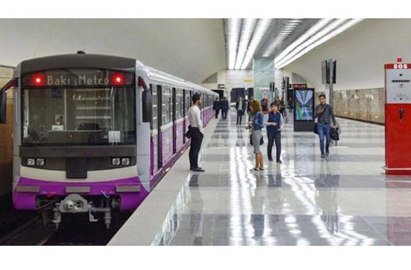  Metroda qadın stansiya yoluna düşərək öldü  