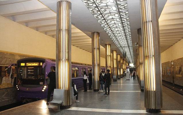  Bakı metrosunda kişi sərnişin stansiya yoluna düşüb  