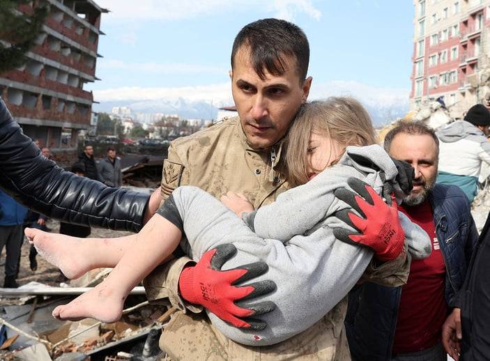  Türkiyədəki zəlzələ dəhşəti Reuters-in obyektivində - FOTO  