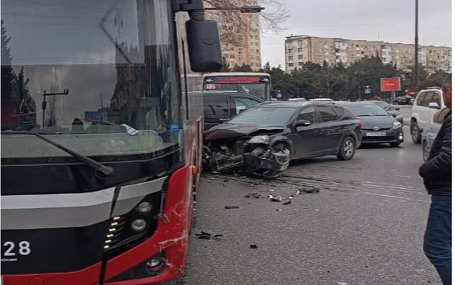  “Bakubus” avtobusu qəzaya düşdü - FOTO 