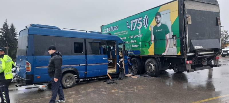  Miktoavtobus yük maşınına çırpıldı, bir nəfər ağır yaralandı - Baş DYP - FOTO  