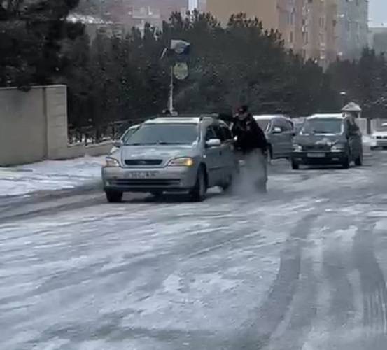  Polis əməkdaşları sürücüyə belə kömək etdilər - FOTO 