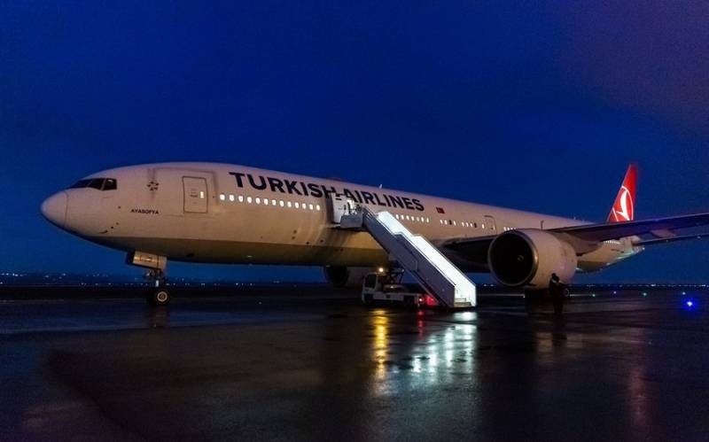  İstanbul-Tokio reysini həyata keçirən təyyarə Bakıya təcili eniş edib - FOTO 