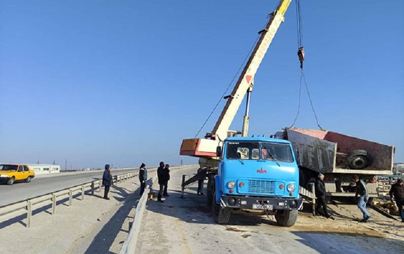  Yük maşını qəza törətdi - Daşlar yola dağıldı - FOTO 