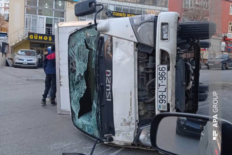  Bakıda yük avtomobili “Prius”la toqquşaraq aşdı: Xəsarət alan var - FOTO 