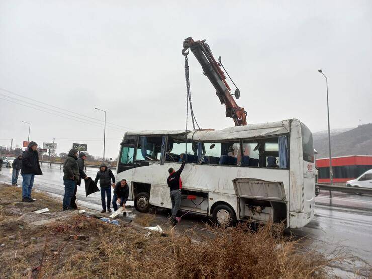  Türkiyədə avtobus qəzası: 25 nəfər yaralandı 