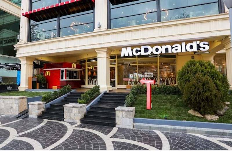  Bakıda “McDonalds”da İNSİDENT- Müştəri sifariş menyusunun monitorunu sındırdı 