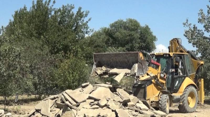  Naxçıvanda yararsız layihələndirilən məktəb binası sökülüb - FOTO  