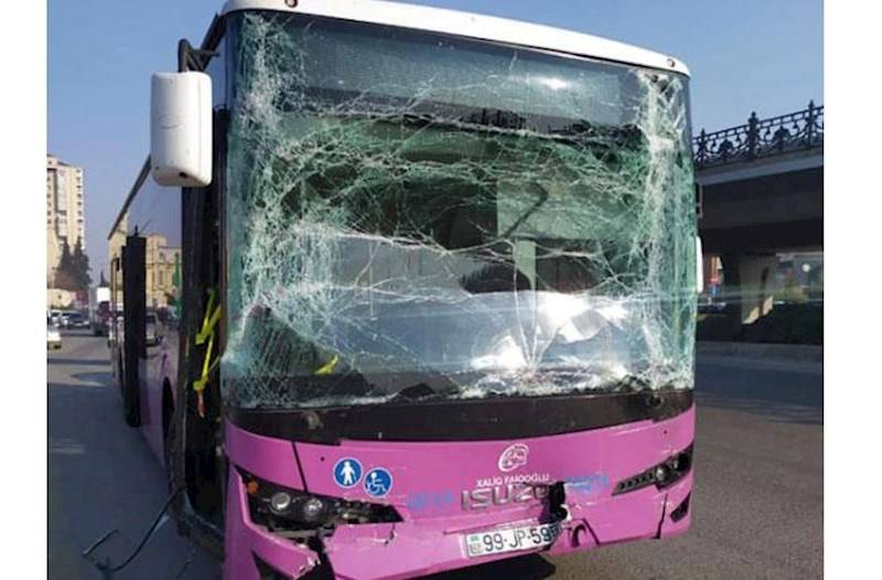  Bakıda iki avtobus toqquşdu: Xəsarət alanlar var 