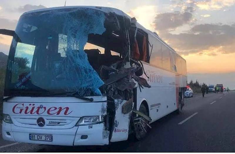  Yük maşını avtobusla toqquşdu: 2 ölü, 20 yaralı 