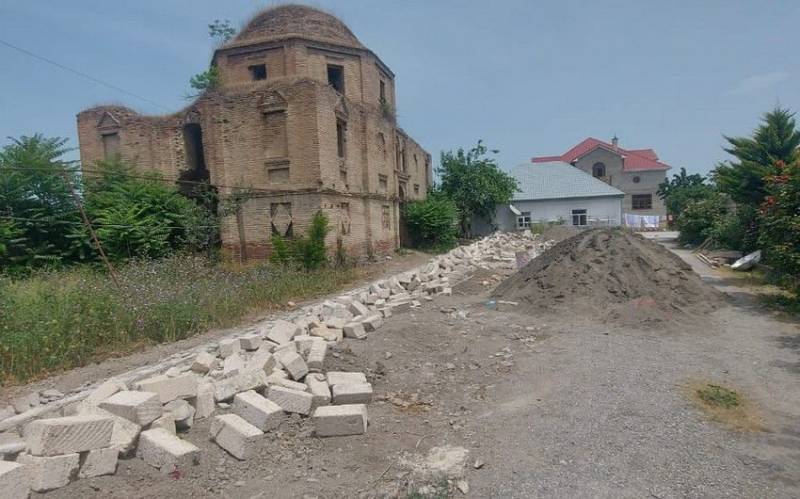  Tarixi abidənin mühafizə zonasında inşa olunan qanunsuz tikili söküldü  