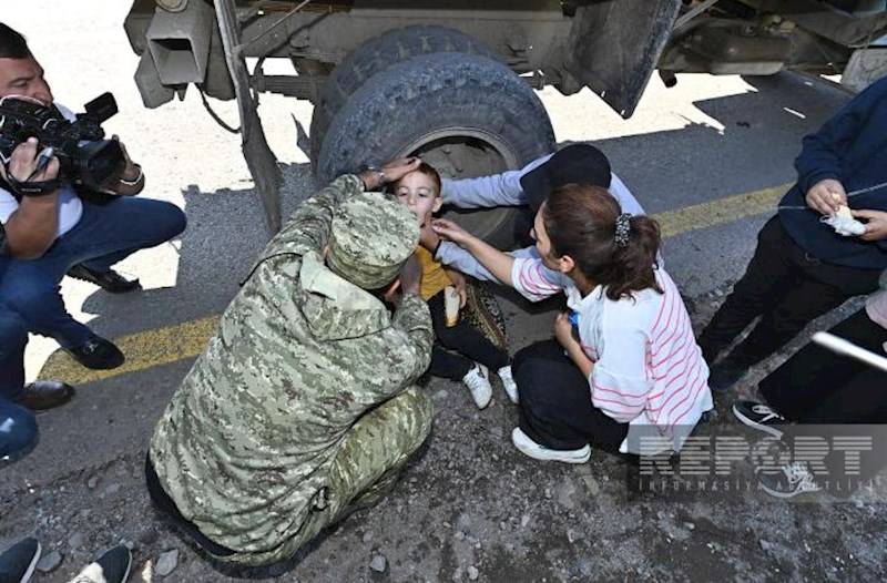  Sərhədçilərimiz halı pisləşən erməni uşağa yardım göstərdilər - FOTO 