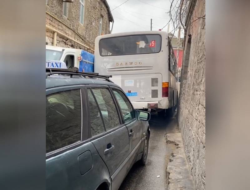  Bakıda avtobus sürücüsü düşdüyü çətin vəziyyətdən məharətlə çıxdı - VİDEO 