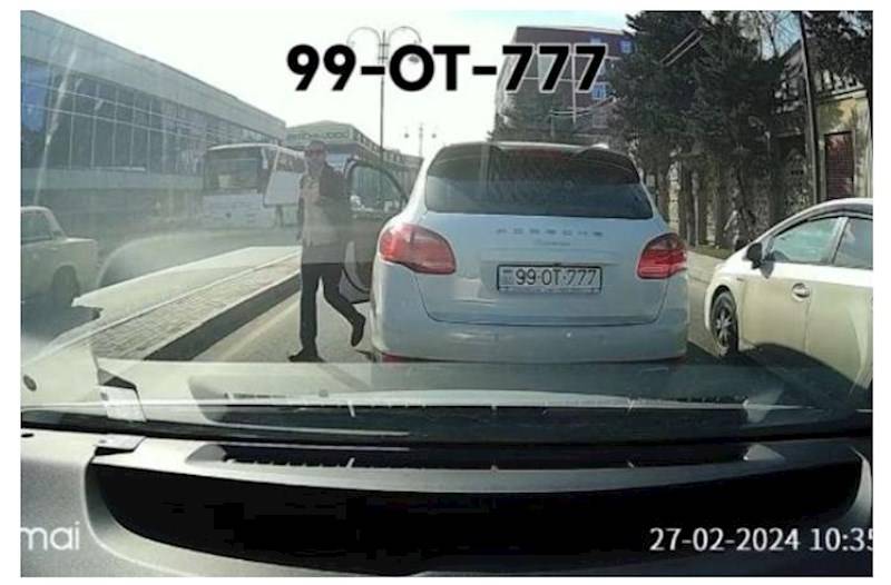  Qəza şəraiti yaradan “Porsche” sürücüsü qoçuluq edib yolu kəsdi - VİDEO 