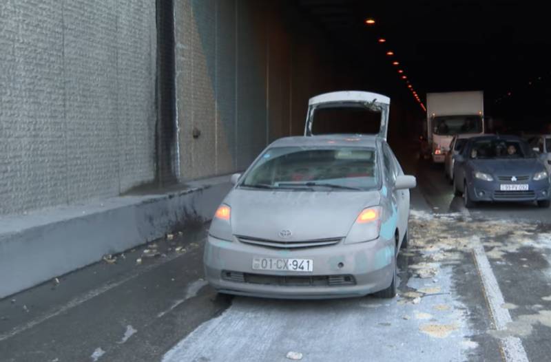  Bakıda körpünün bir hissəsi uçaraq “Prius”u əzib, sürücü xəsarət alıb - VİDEO 