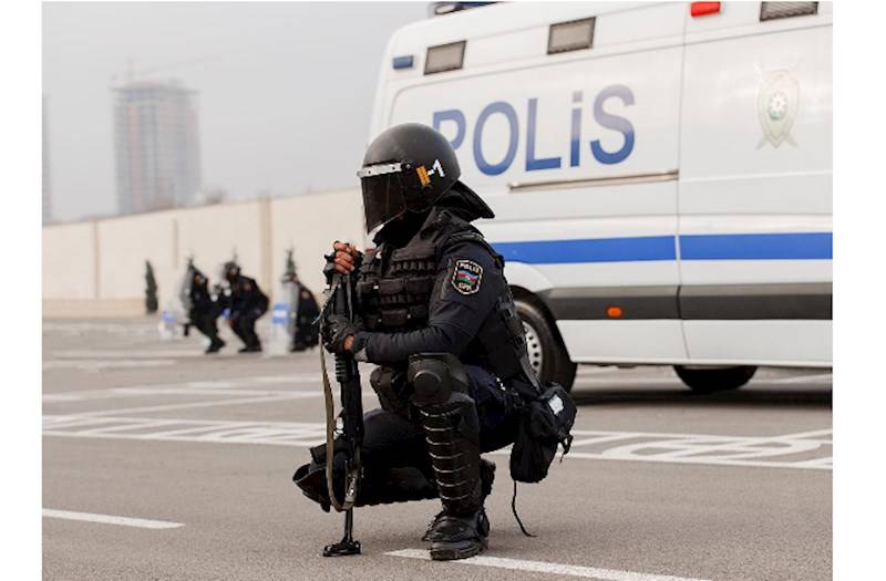  Bakıda silahlı atışma - Qatil 3 nəfər polisi güllələdi 