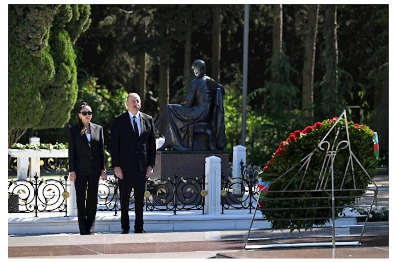  Prezident və birinci xanım Heydər Əliyevin məzarını ziyarət etdi - FOTO 