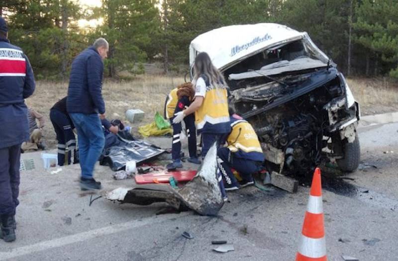  Türkiyədə işçiləri daşıyan mikroavtobus aşdı - 2 ölü, 13 yaralı 