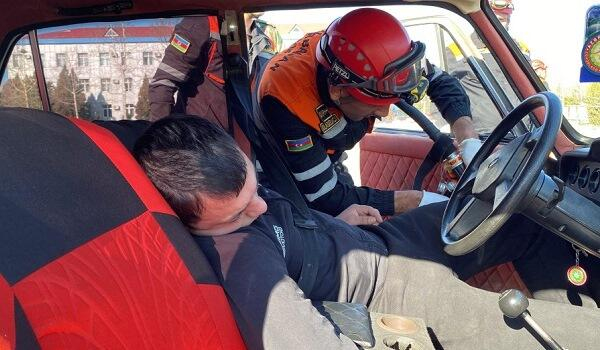  Maşında sıxılı vəziyyətdə qalan sürücü xilas edildi - Video  