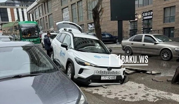  Bakıda yol çökdü, AYNA-nın maşını həmin çuxura düşdü - Foto  