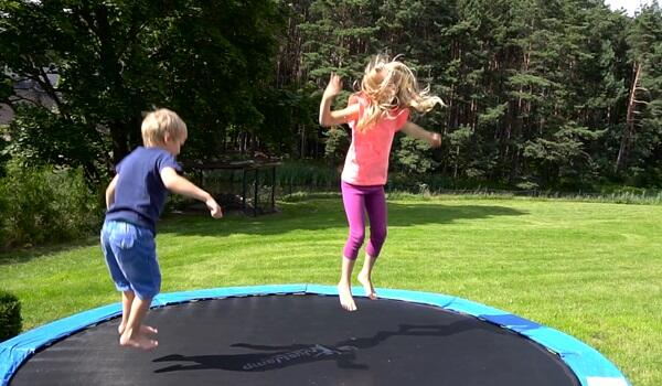  Övladının dəfnində canlı yayım açan atanın iki uşağı əlindən alındı  