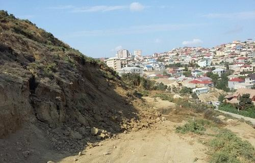  Gəncə prospektində sürüşmə: Mütəxəssislər hadisə yerində...  