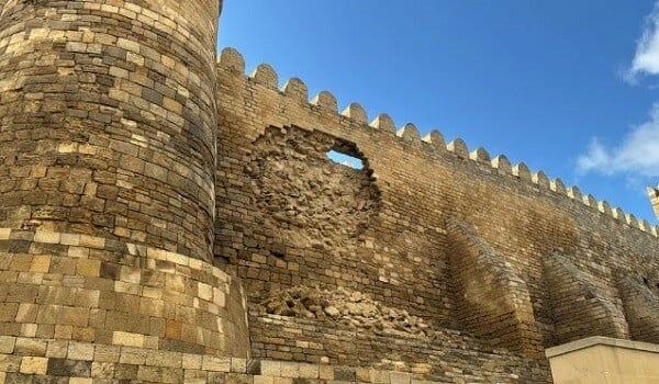  Aşınmanın olduğu hissə indiyədək restavrasiya olunmayıb...  