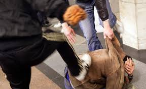  Taksi sürücüsünə xəsarət yetirib, maşınını qaçırdılar  