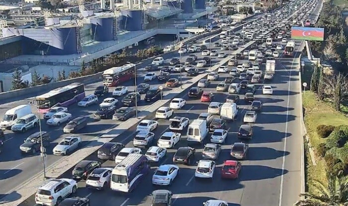  Bu yolda təmir ciddi tıxaca səbəb oldu - Video  