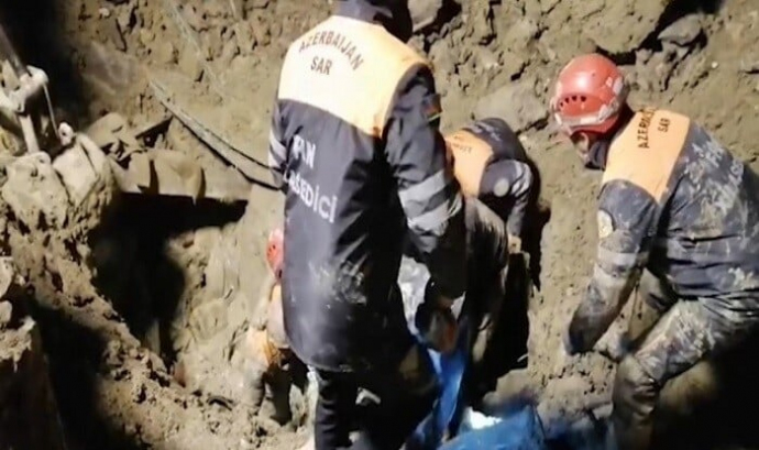  Bakıda torpaq uçqunu: ölən var - Video  