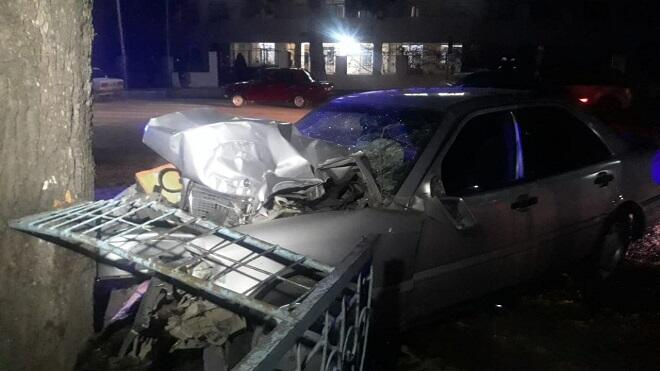  “Mersedes”lə qəza törətdi: anası öldü  