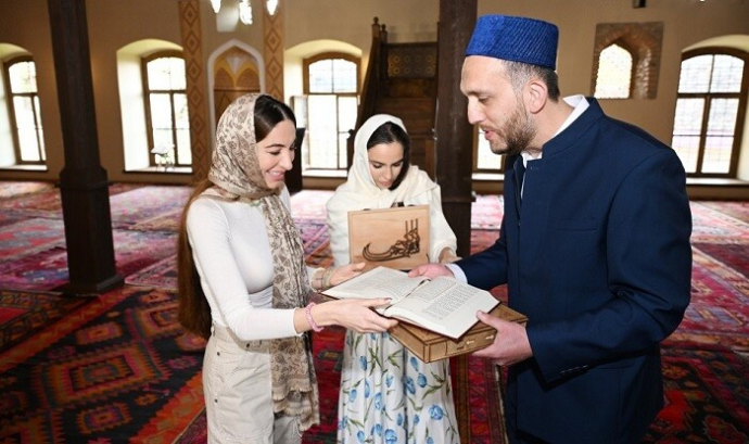  Leyla və Arzu Əliyevalara 