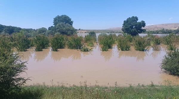  Kür qalxdı: Kəndləri birləşdirən körpü su altında qaldı - Foto  