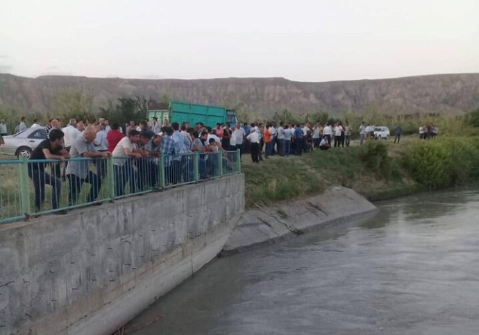  Su kanalı yarıldı: Həyətlər su altında qaldı - Video  