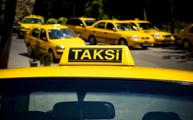 Taksidən pul və bank kartları oğurlayan şəxs saxlanıldı  