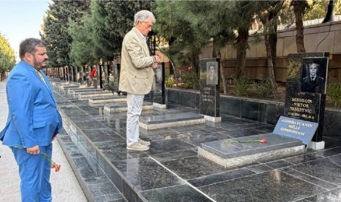  Yuşenko Şəhidlər xiyabanını ziyarət etdi  