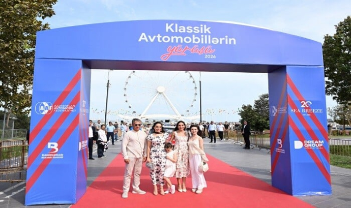  Leyla və Arzu Əliyevalar klassik avtomobillərin yürüşünü izlədi  