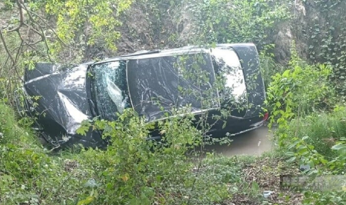  Maşını yol kənarındakı ağaclara çırpdı: ölən var - Foto  