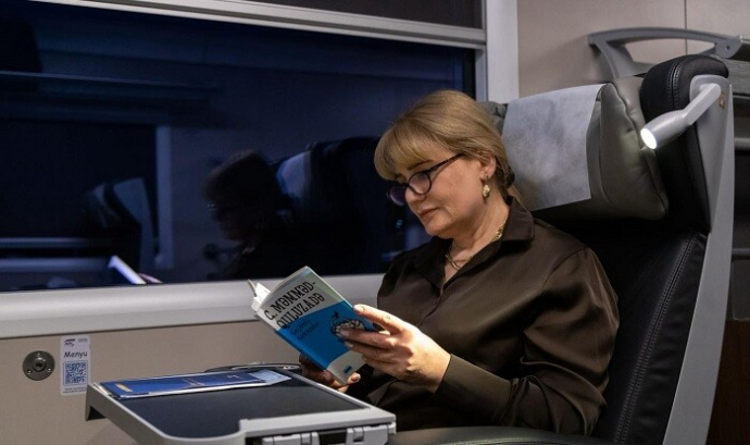  ADY sərnişinlərə kitab hədiyyə edir - Foto  