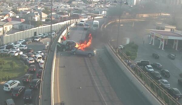  Yanan avtomobili söndürmək istədi, maşın vurub öldürdü  