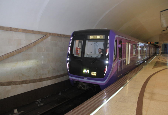  Metroda qatarda texniki nasazlıq: hərəkət ləngidi  