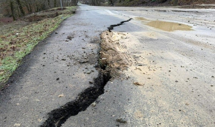  Lənkəranda torpaq sürüşməsi: asfalt qatı çökdü - Foto  