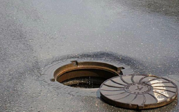  Bu yolda ehtiyatlı olun: lyuk bu haldadır - Video  