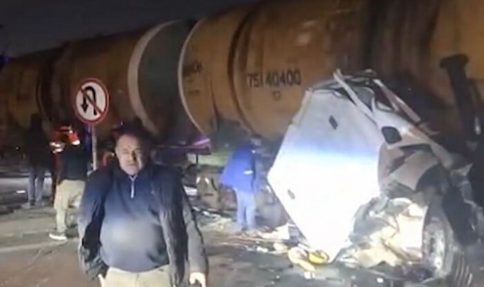  Bakıda yük maşını qatara çırpıldı - Video  