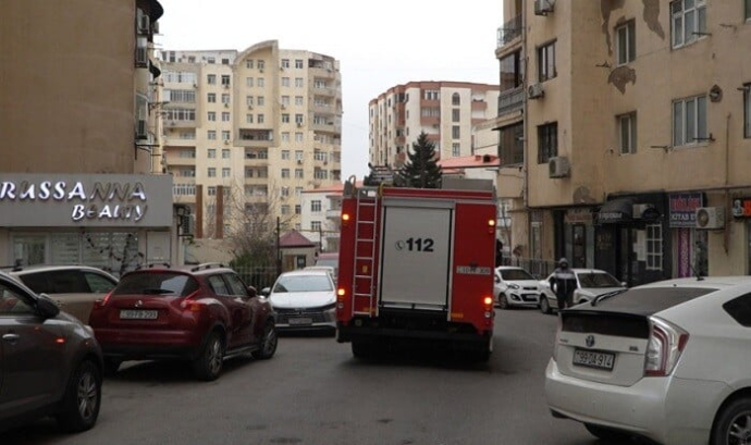  Yaşayış kompleksində yanğın: maşınlara ziyan dəydi - Foto  