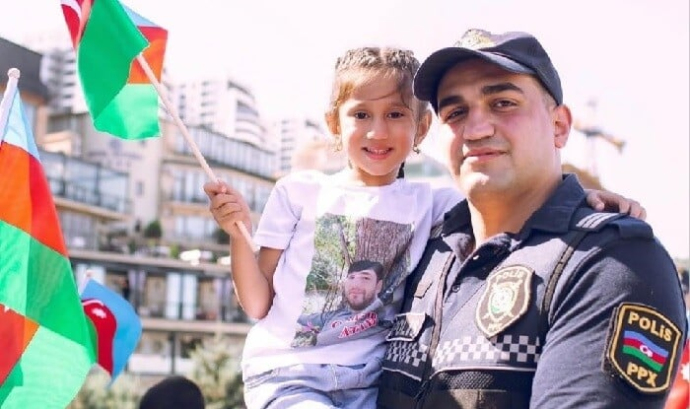  Polisinin şəhid övladlarını hərbi salamla qarşılaması...  