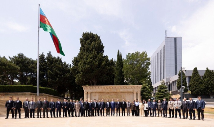  “AzerGold” heyəti Şəhidlər xiyabanını ziyarət etdi  