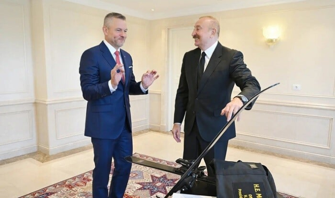  Pelleqrini İlham Əliyevə xizək hədiyyə etdi  