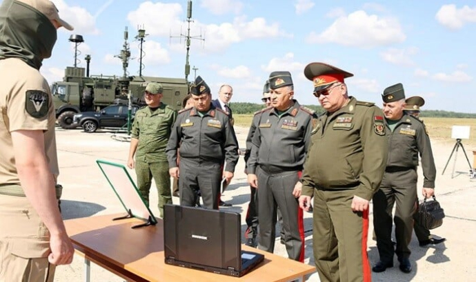  Kərim Vəliyev Belarusda hərbi obyektləri ziyarət etdi  